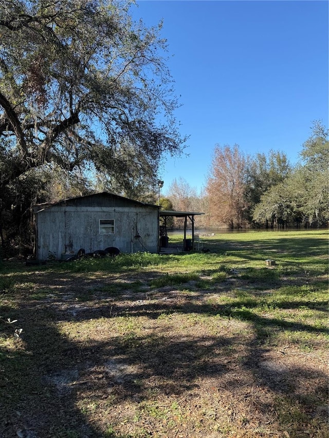 view of yard with an outbuilding