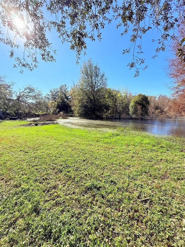 view of yard featuring a water view