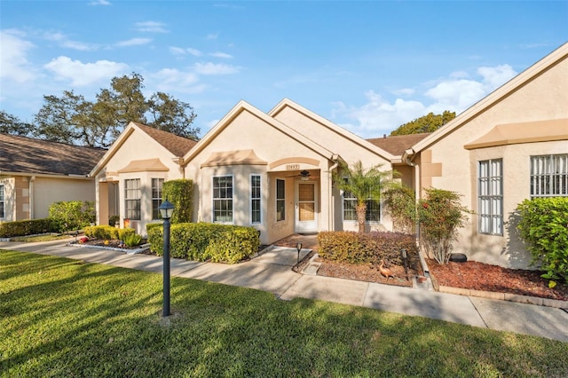 view of front of home featuring a front lawn