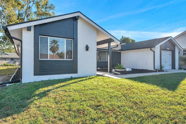 view of front of house featuring a front yard and a garage