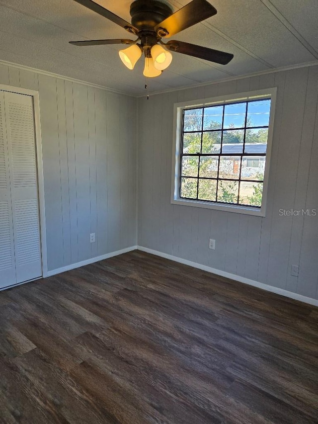 spare room featuring ceiling fan, dark hardwood / wood-style flooring, and a textured ceiling