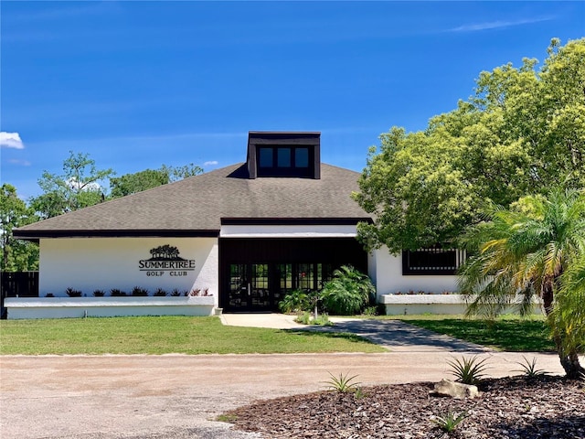 view of front of home featuring a front lawn