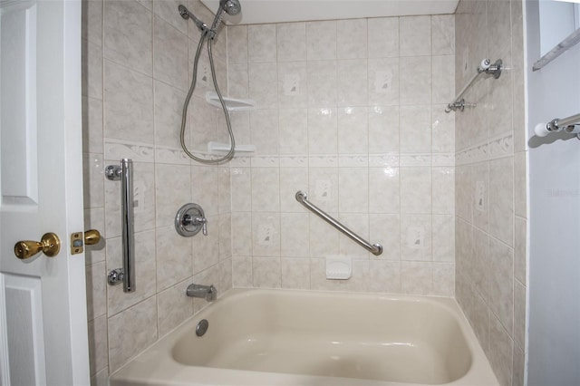 bathroom with tiled shower / bath combo