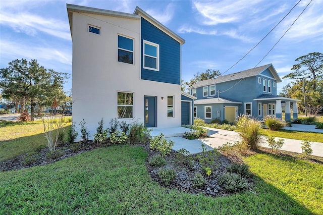 view of front of house featuring a front lawn