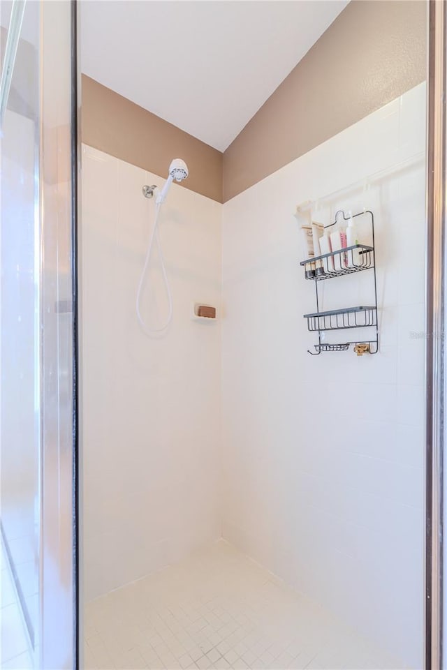 bathroom featuring tiled shower