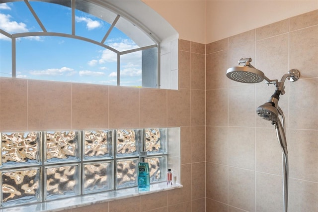 bathroom featuring a tile shower