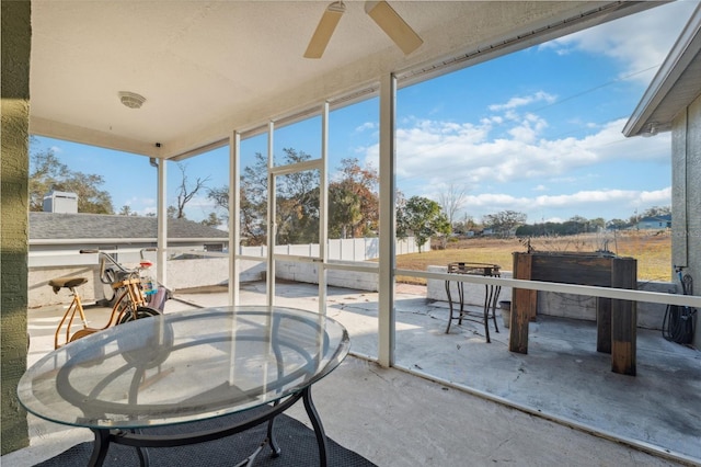 sunroom with ceiling fan