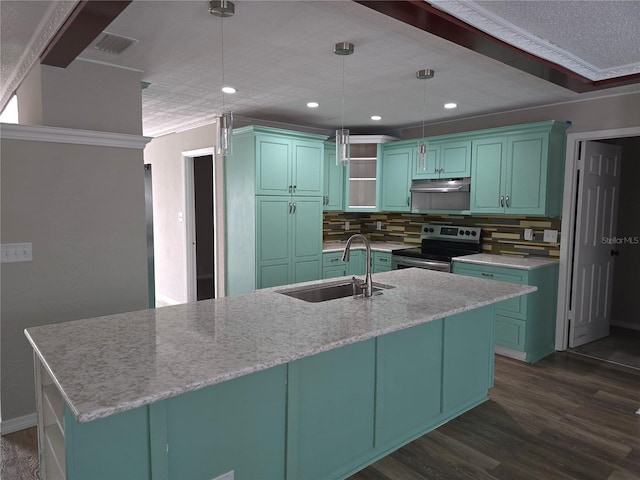 kitchen with sink, decorative light fixtures, decorative backsplash, a center island with sink, and stainless steel range with electric cooktop