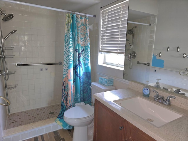 bathroom with a shower with shower curtain, vanity, and toilet