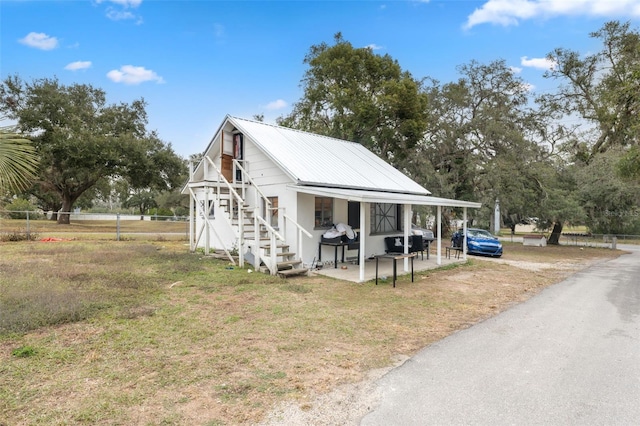 view of front facade with a front lawn and a carport