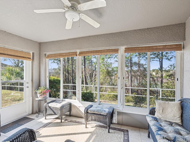 sunroom with ceiling fan