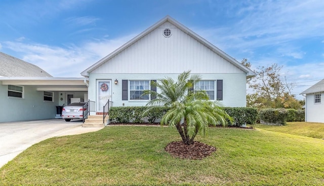 view of front of property featuring a front yard and a carport