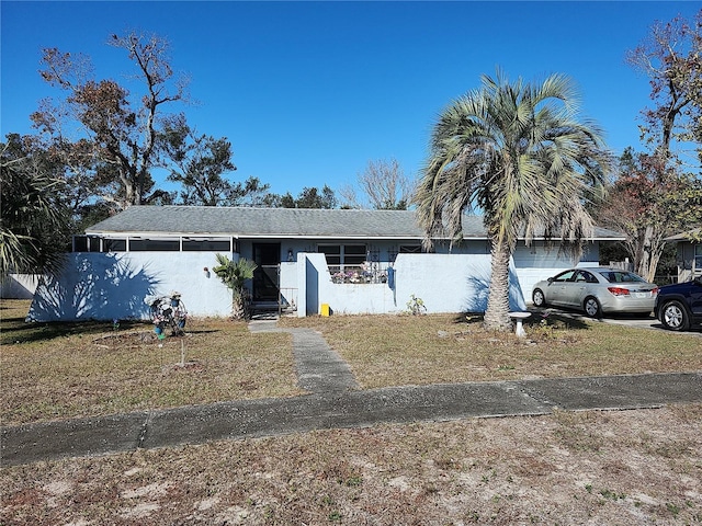 view of front facade with a front lawn