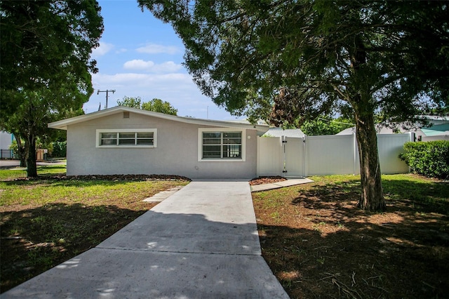 ranch-style home featuring a front lawn