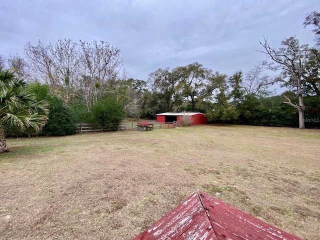 view of yard with an outdoor structure