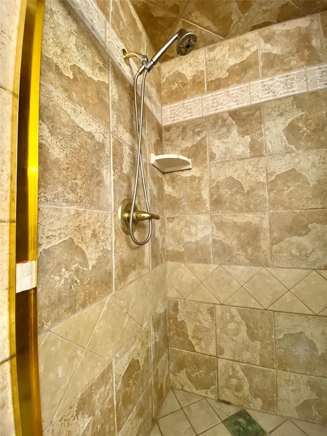 room details featuring a tile shower