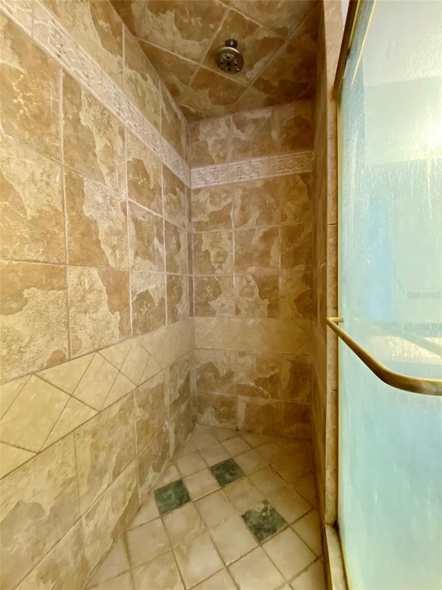 bathroom featuring tiled shower