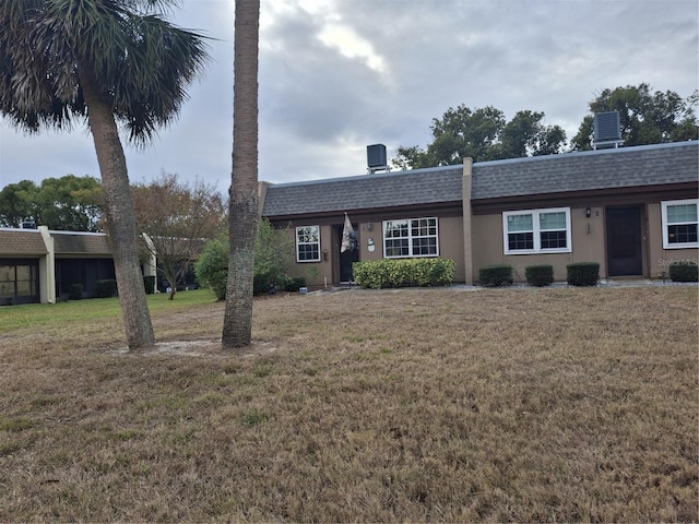 single story home with a front lawn