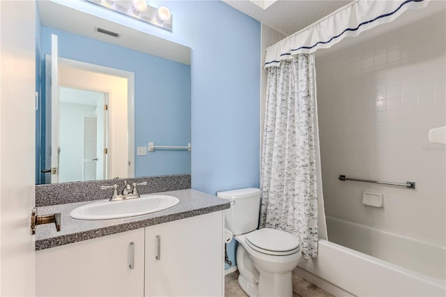 full bathroom featuring a textured ceiling, toilet, vanity, and shower / bath combo