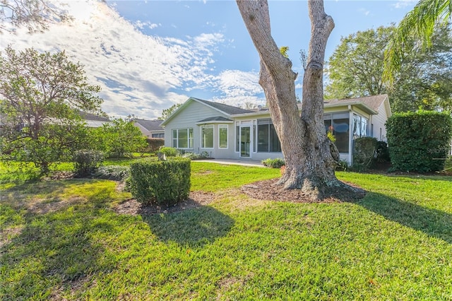 view of front facade featuring a front lawn