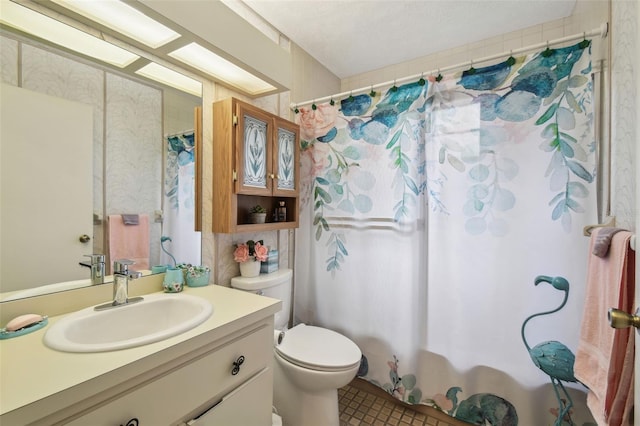 full bathroom featuring toilet, shower / tub combo, and vanity