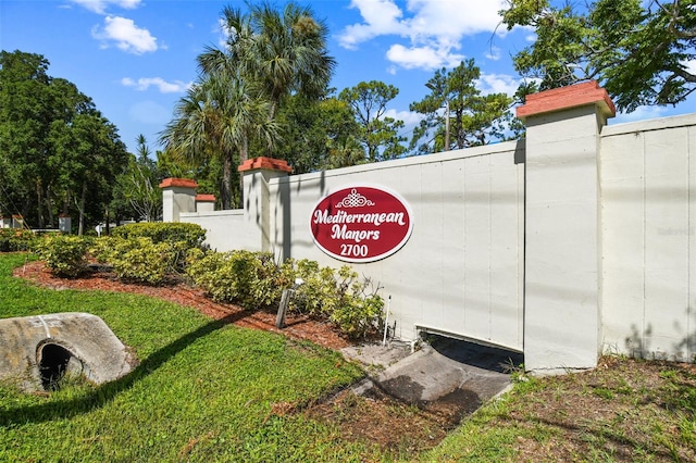 community sign featuring a lawn