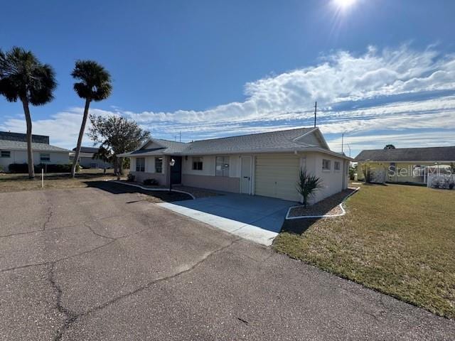 view of front facade featuring a front yard and a garage