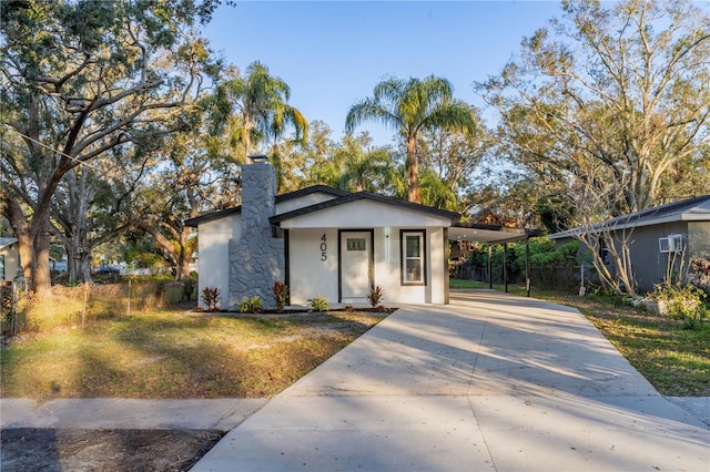 view of front of house with a carport and a front yard