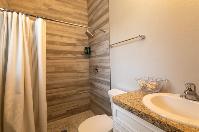 bathroom with curtained shower, toilet, and vanity