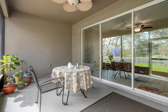 sunroom / solarium featuring a ceiling fan