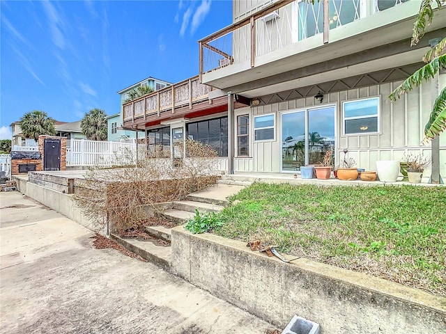 view of yard featuring a balcony