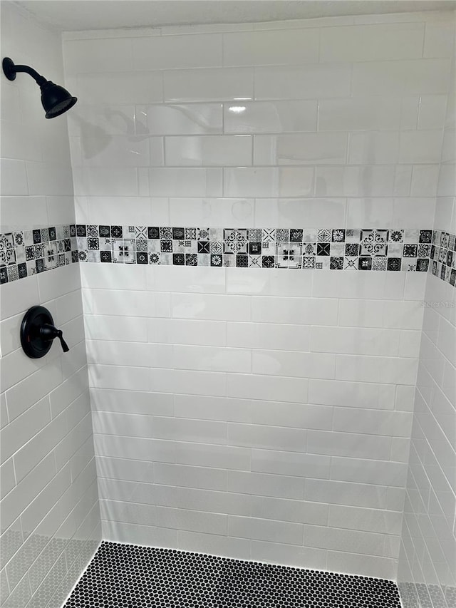 bathroom featuring a tile shower