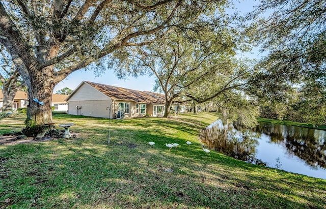 view of yard featuring a water view