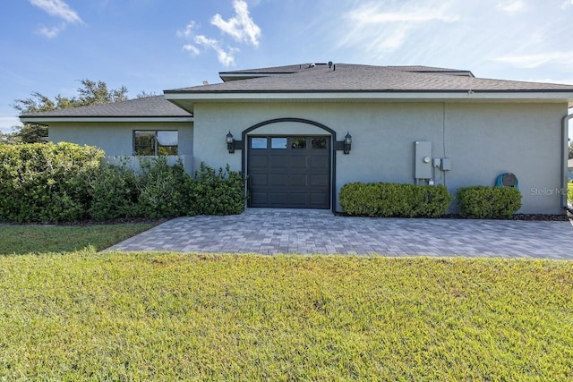 view of front of home featuring a garage and a front lawn