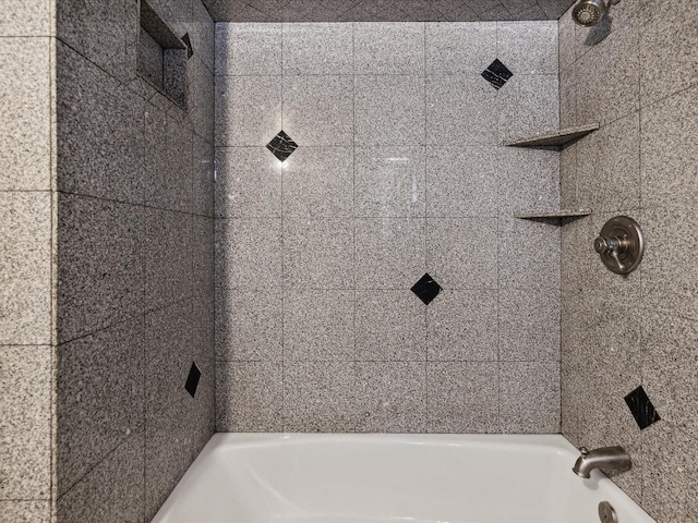 bathroom featuring tiled shower / bath combo