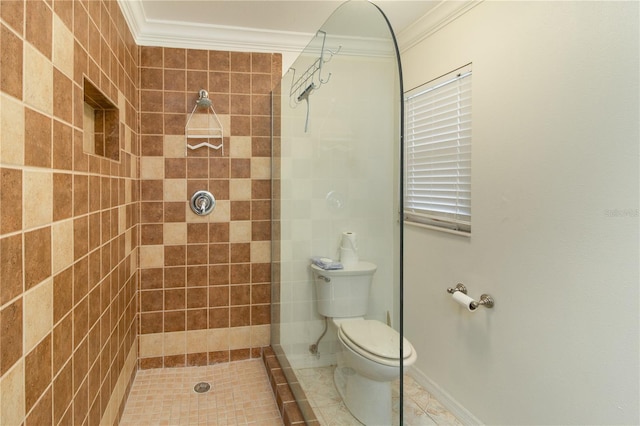 bathroom featuring crown molding, toilet, and tiled shower