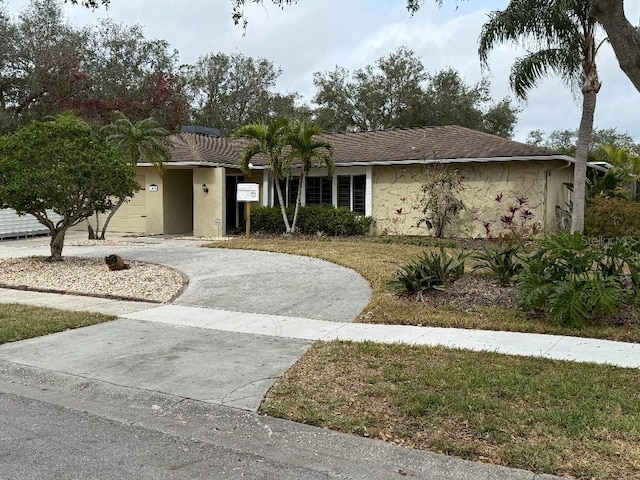 single story home with a front yard