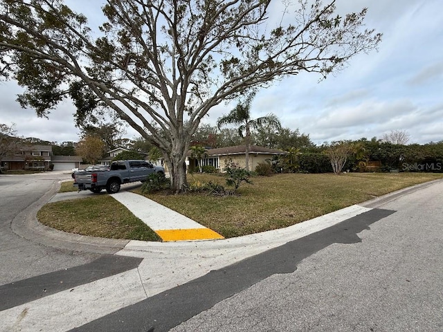 view of front facade featuring a front yard