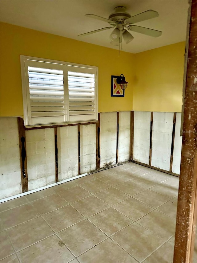 garage featuring ceiling fan