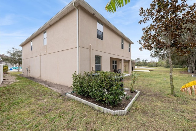 view of side of property featuring a lawn