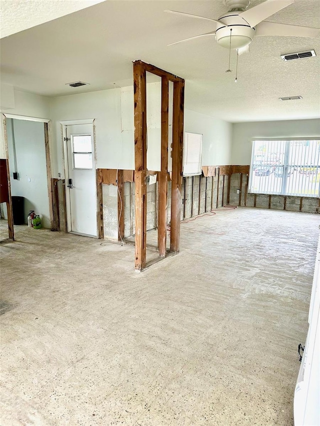 unfurnished room featuring ceiling fan