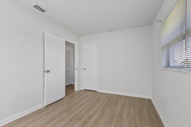 unfurnished room featuring light hardwood / wood-style flooring