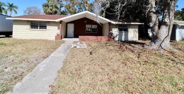 single story home featuring a front yard