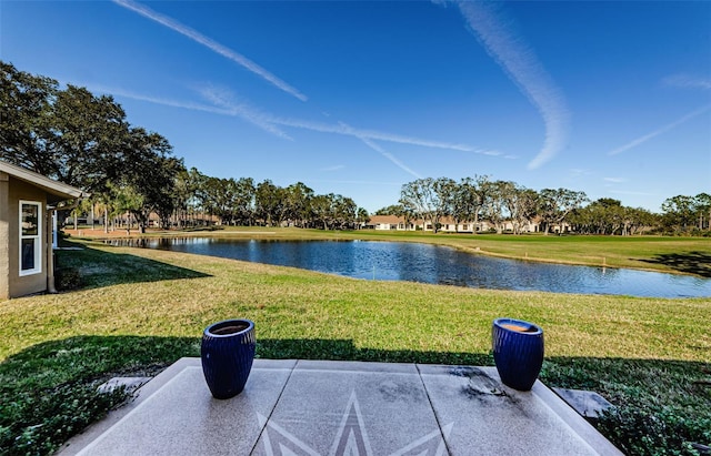 view of yard featuring a water view