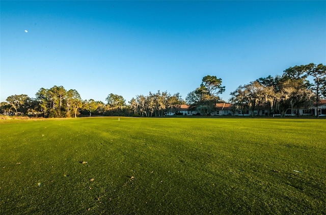 view of property's community featuring a lawn