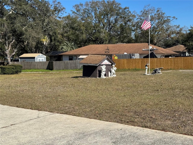 view of yard with a storage shed