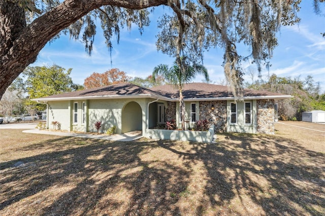 single story home with a front yard