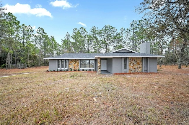 ranch-style home featuring a front lawn