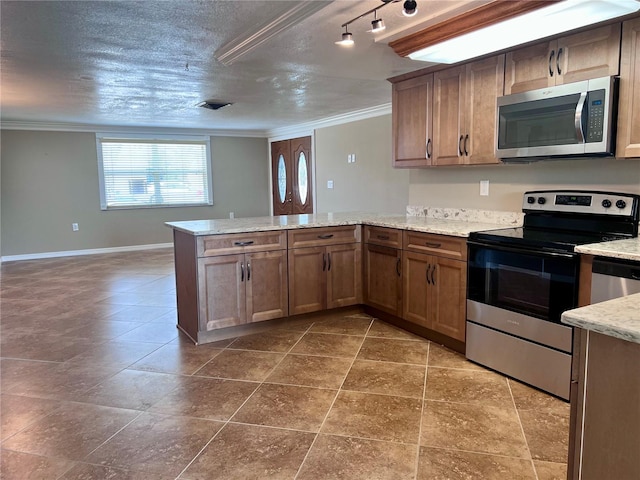 13637 Lagoon Dr, Hudson, FL 34667 - kitchen featuring crown molding, stainless steel appliances, baseboards, a peninsula, and visible vents