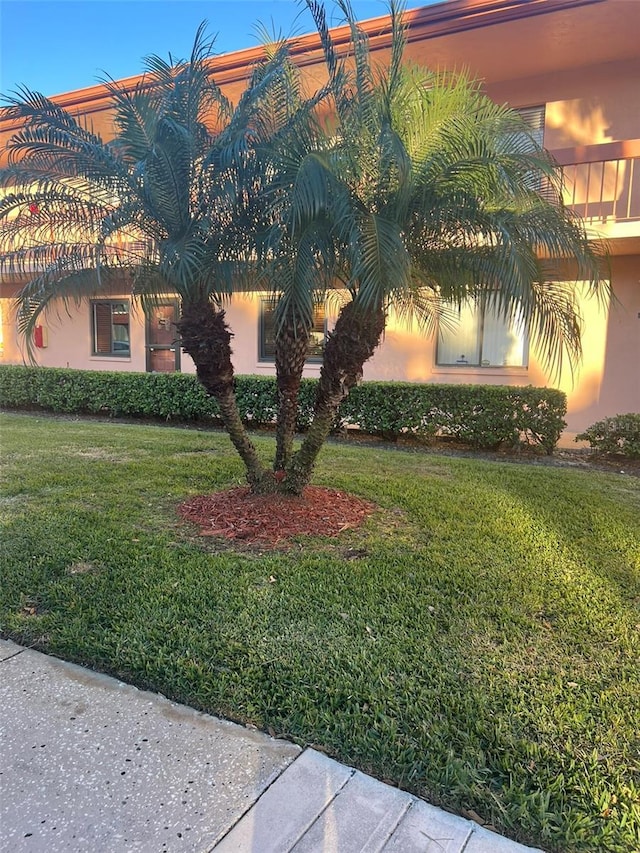 view of front of property featuring a front lawn